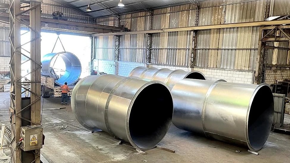 Conductos y piezas industriales en las instalaciones de J. Bianconi.